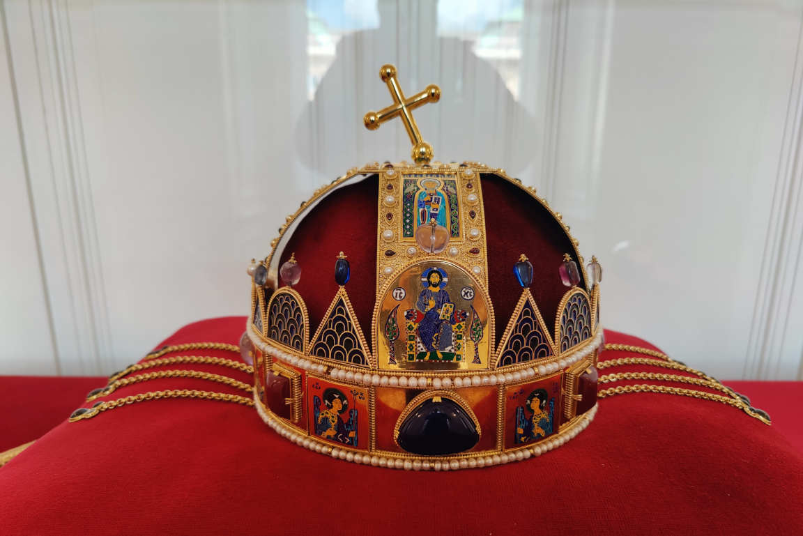 Heijastuuko taustalta Unkarin tuleva hallitsija...?