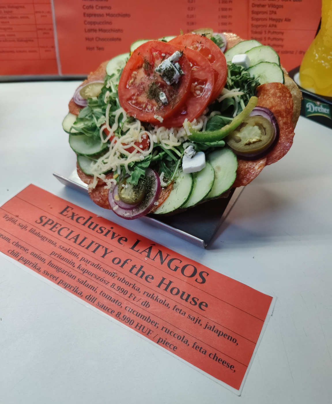 Lángos on perinteinen unkarilainen friteerattu leipä...