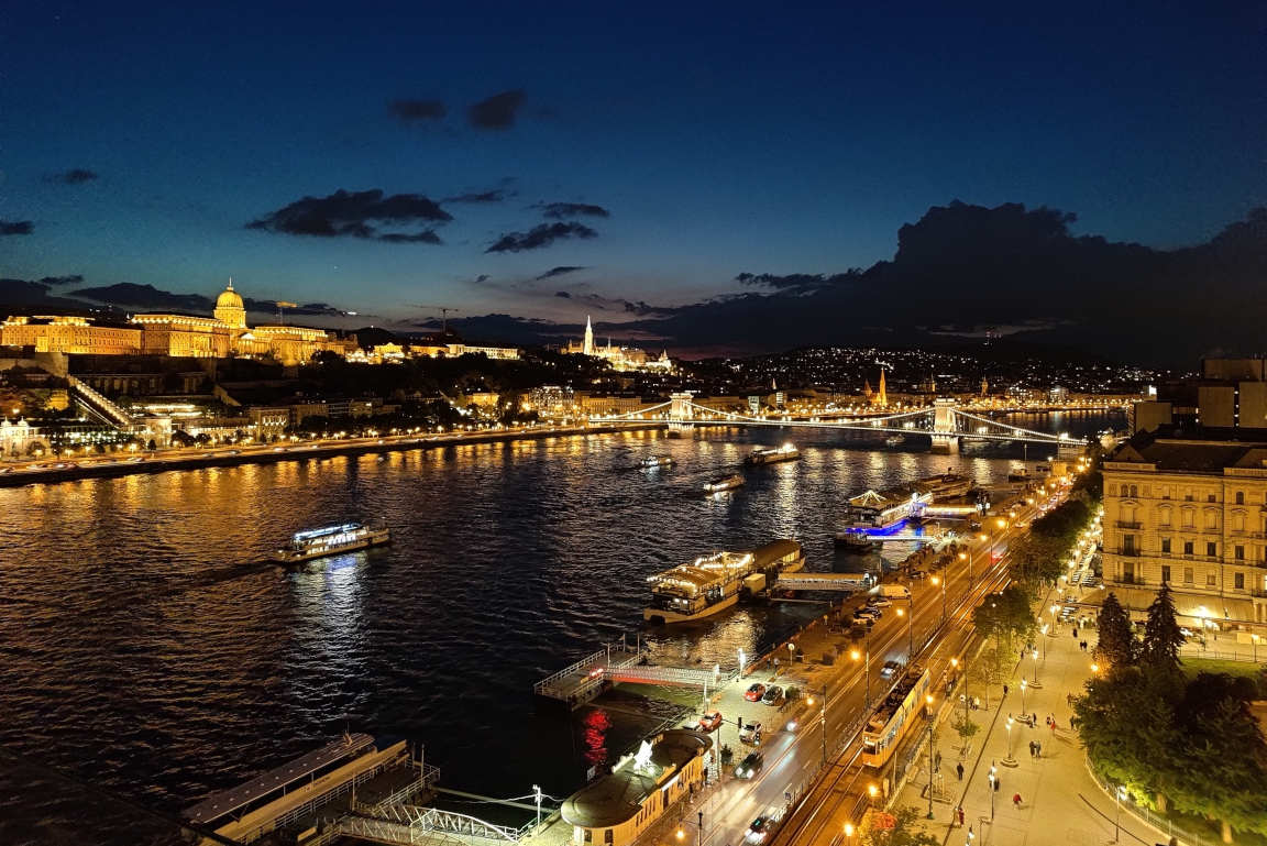 Tonava iltavalaistuksessa.