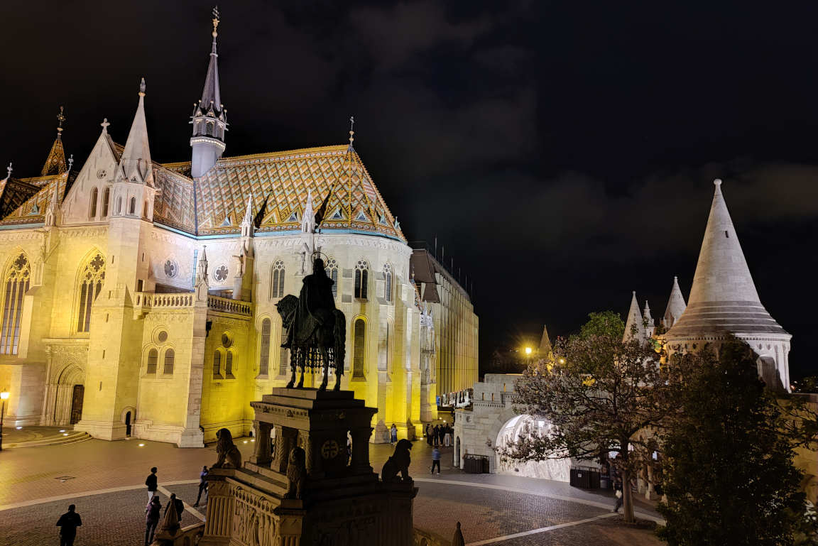 Matiaksen kirkko on Kalastajanlinnakkeen vieressä.