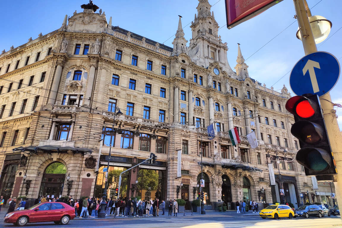 Majoituin New York Cáfea vastapäätä, Tähän kaupungin tunnetuimpaan kahvilaan oli lähes aina pitkä jono. Upea arkkitehtuurillinen mestariteos myös sisäpuolelta on kyseessä.