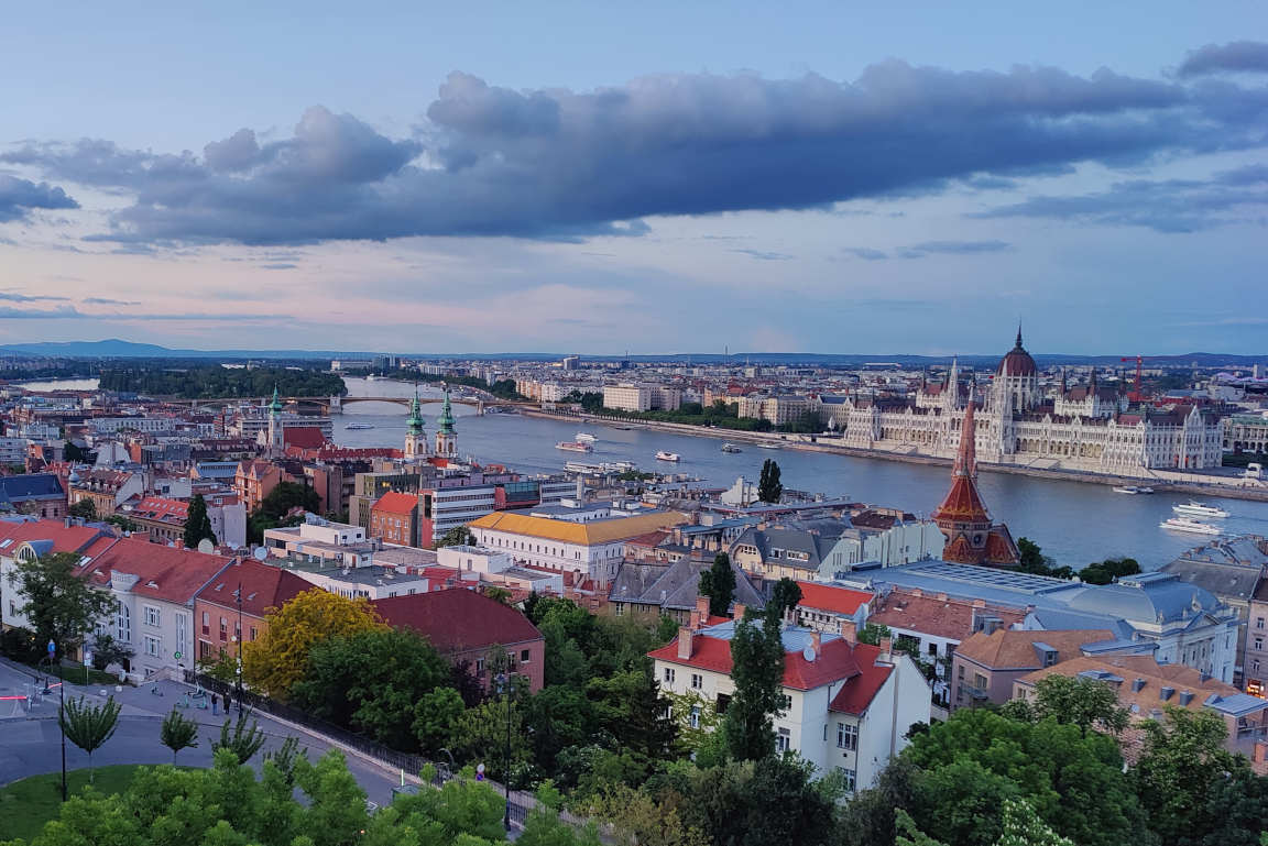 Parlamenttitalo on Budapestin tunnetuin rakennus.