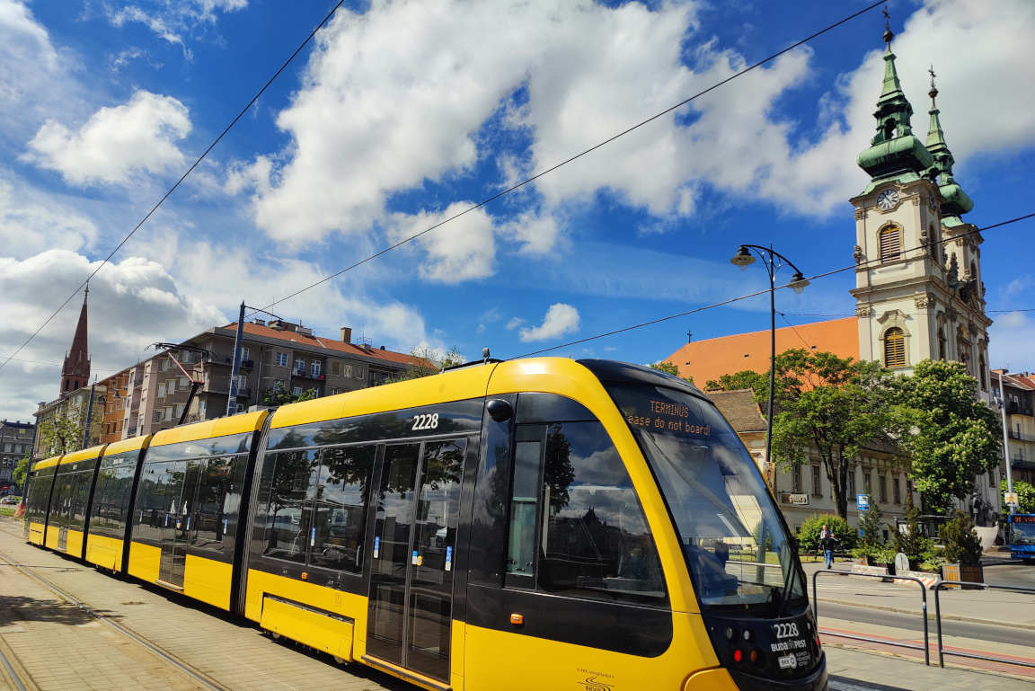 Raitiovaunut auttavat siirtymissä, ja samalla näkee arkkitehtuuria mukavasti.