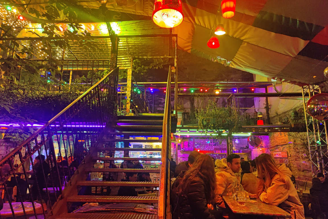 Szimpla kert on sekoitus tyypillisten rauniobaarien tapaan ulko- ja sisätiloja.