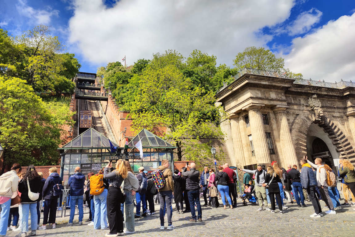 Budavári Sikló - kaksi samanlaista funikulaarivaunua (Gellért ja Margit) liikkuu ylös ja alas samanaikaisesti.