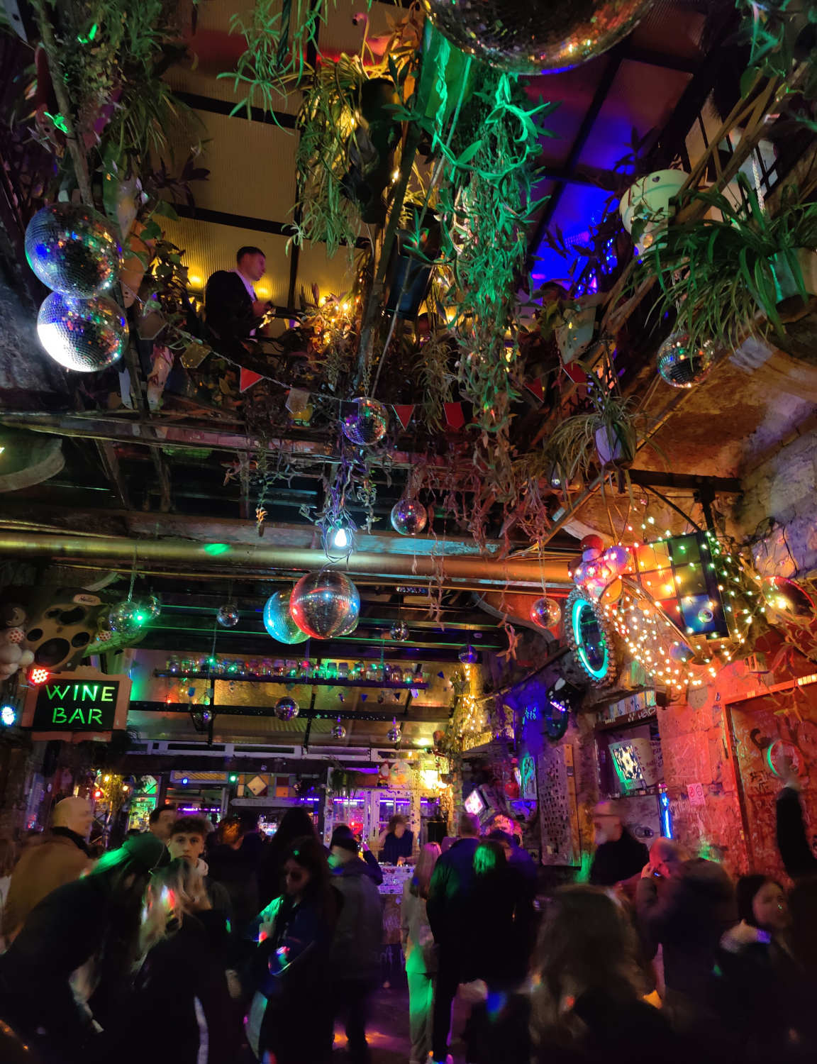 Rauniobaareista kuuluisin on Szimpla kert.