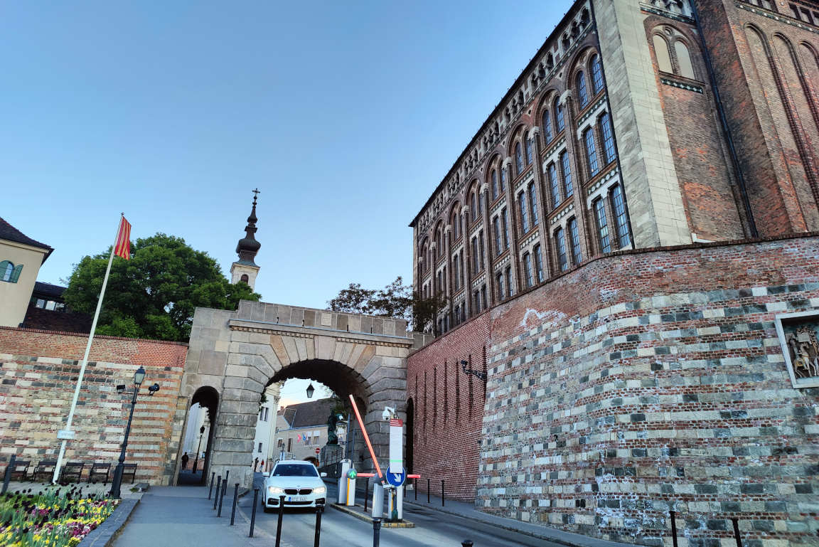 Budan vanhakaupunki sijaitsee Budan linnavuorella.