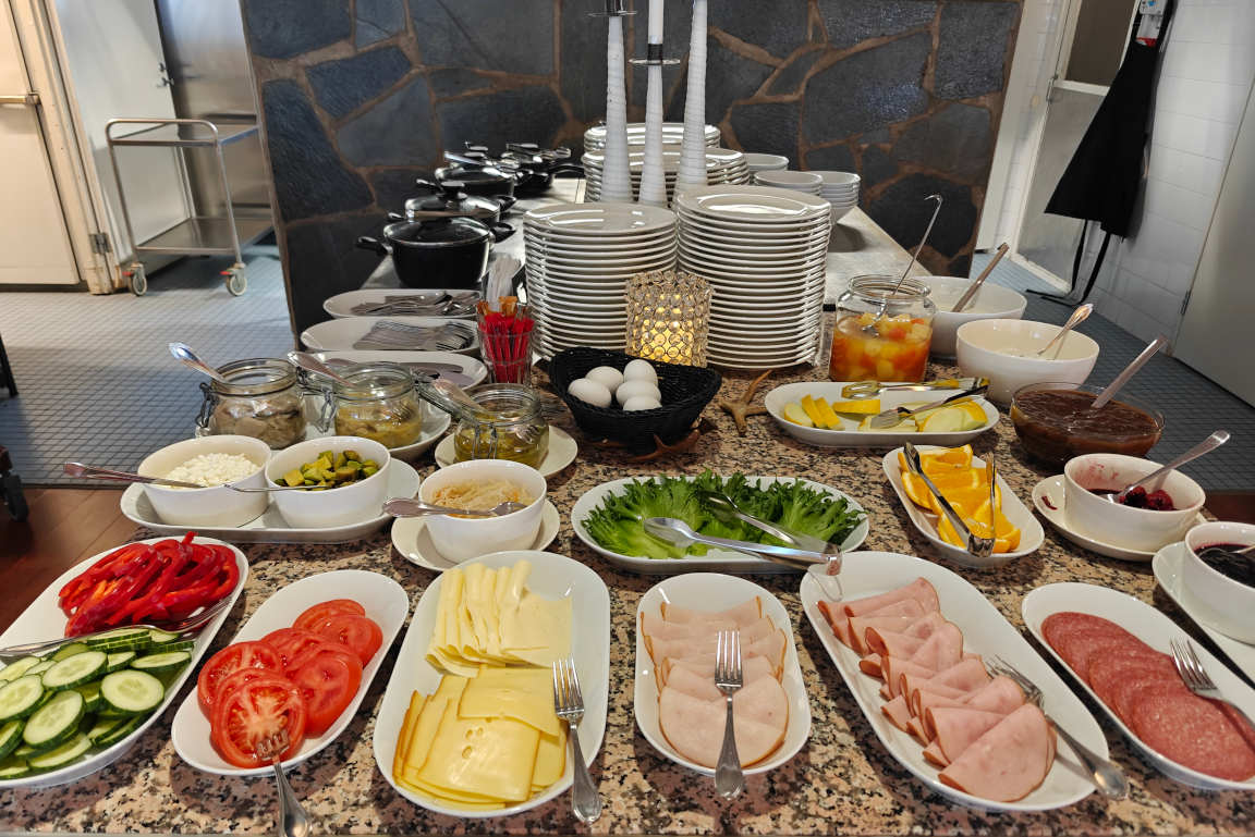 Todella monipuolinen aamupala on energinen tapa aloittaa aktiivilomailupäivä.