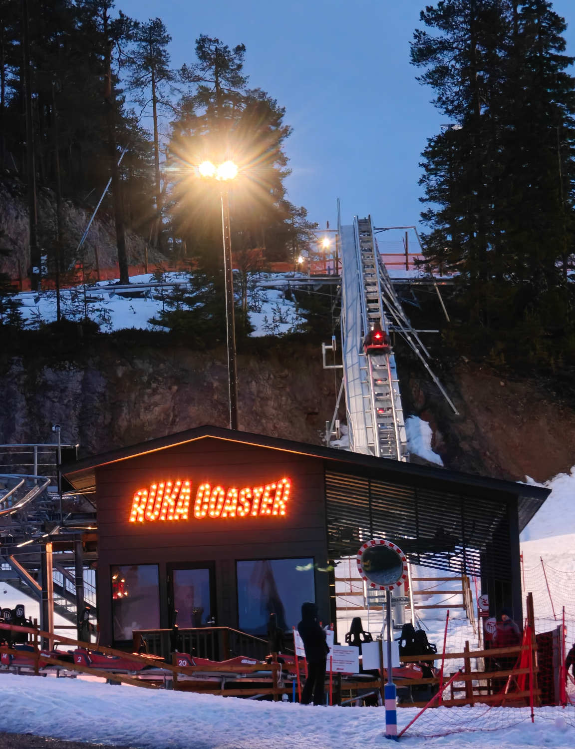 Iltavalaistuksessa Ruka Coasterilla laskettelu on myös varsin suositeltavaa.