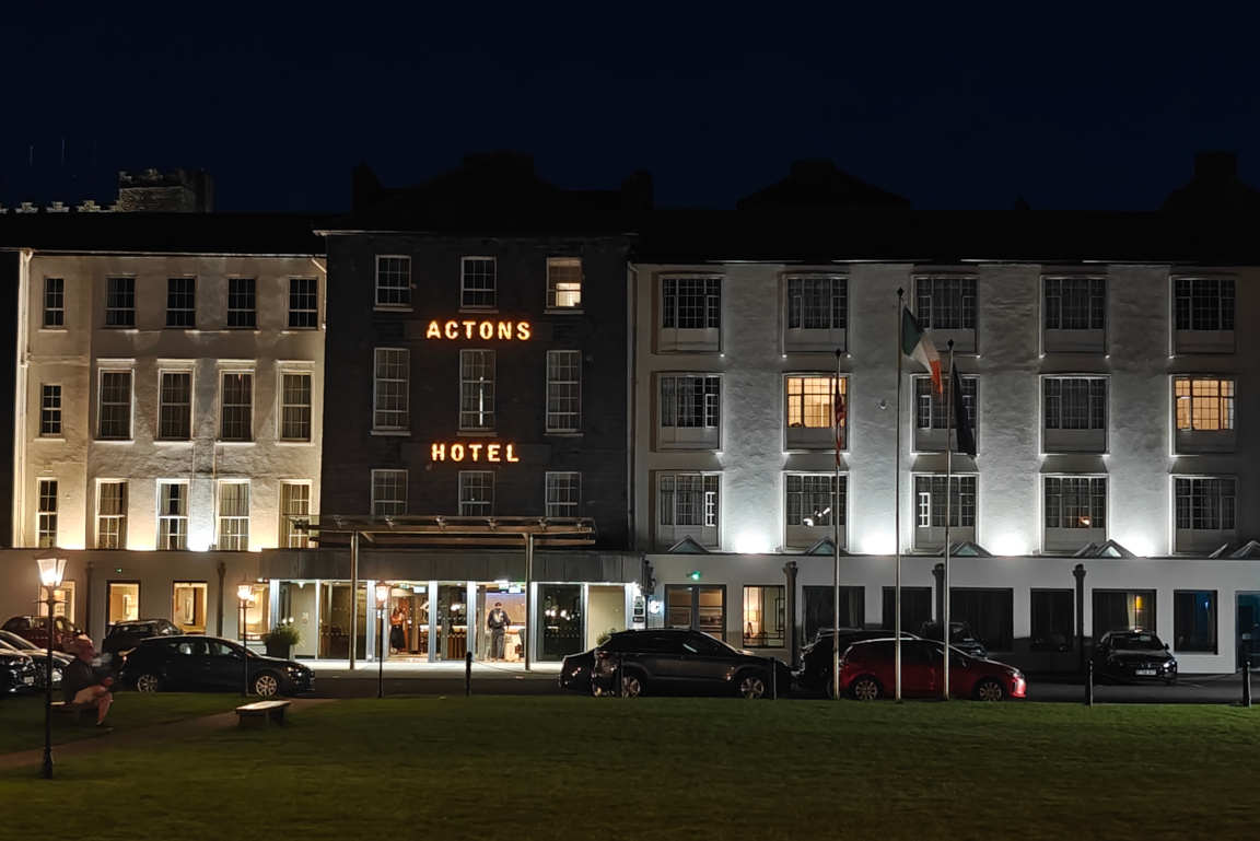 Actons Hotel sijaitsee erinomaisella paikalla Kinsalen rantakadulla.