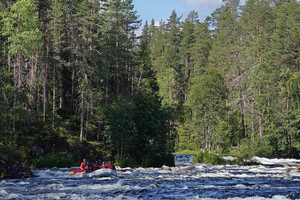 Kapteeni valitsee aina sopivimmat ja turvallisimmat linjat koskille.
